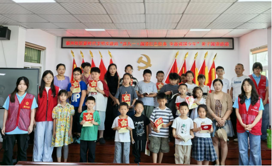 颍西街道振兴社区新时代文明实践站开展“庆八一·阅读红色经典 争做强国少年”亲子阅读活动